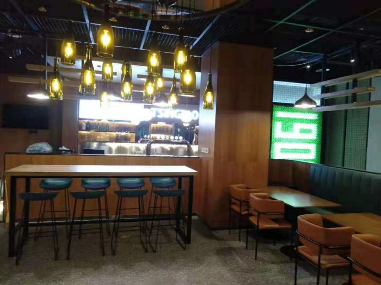 20200116/5e2008f84168c.jpg 西安音樂餐廳餐桌椅現(xiàn)場安裝.jpg