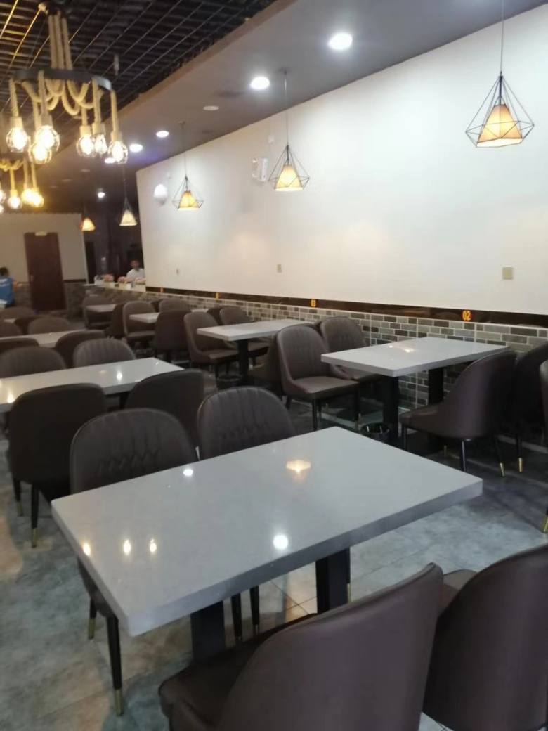 20200702/5efd42a3092bd.jpg 工人安裝餐桌椅.jpg