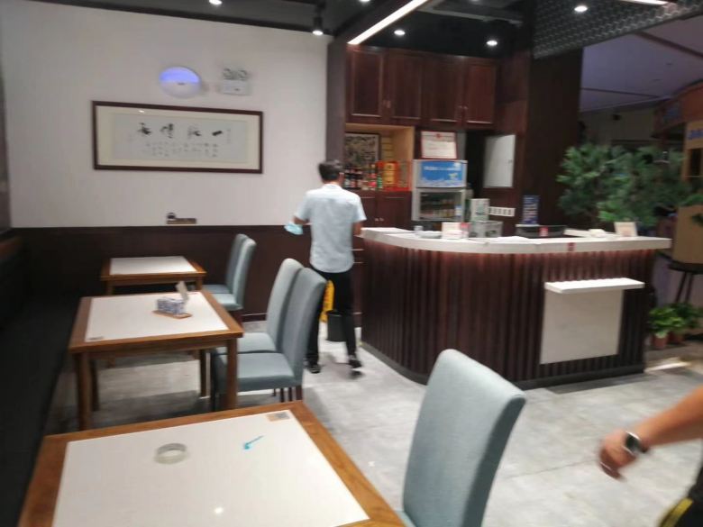 20200904/5f51adbcc03af.jpg 西安餐桌椅廠家安裝工人.jpg