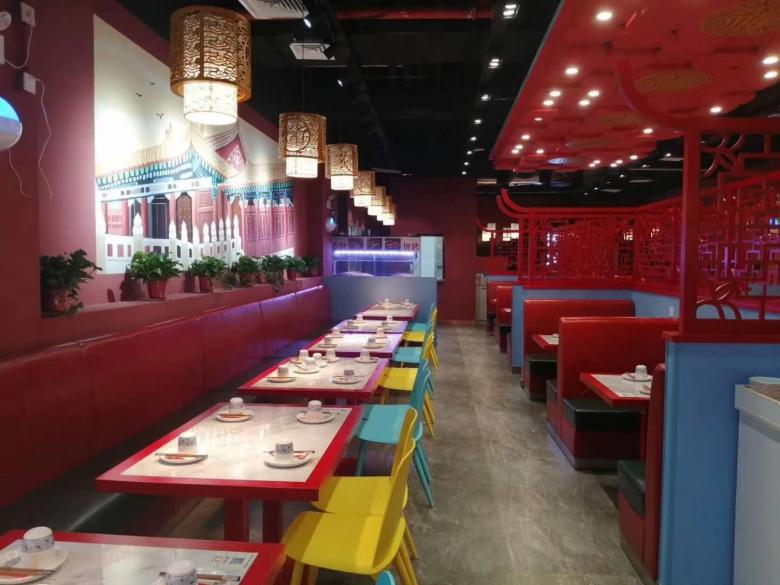 20200906/5f544c8a605a4.jpg 西安博菲克廠家工作人員調試餐桌椅.jpg