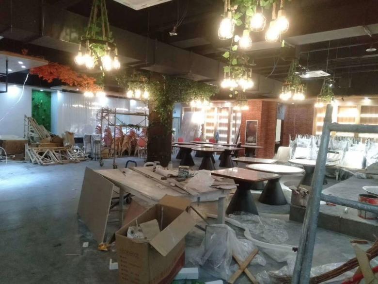 20201014/5f86fb74d6b09.jpg 西安餐桌椅廠家工人擺放餐桌.jpg