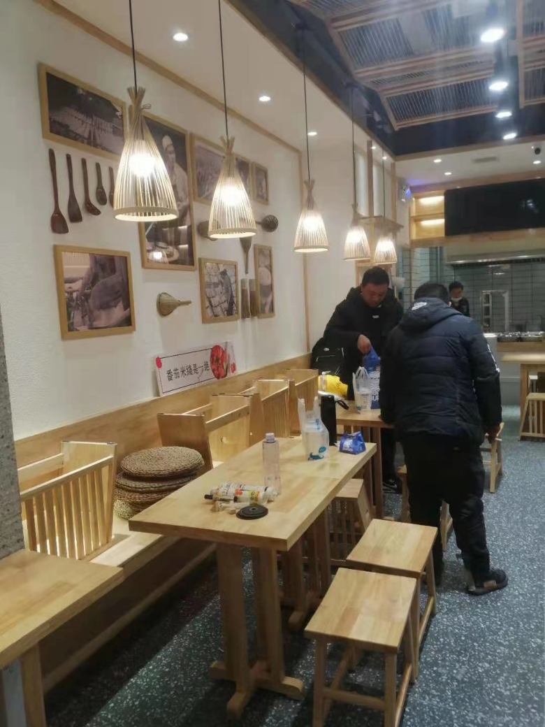 20210316/6050b73af06b2.jpg 客戶現場驗收餐桌椅.jpg