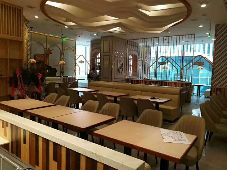 20210415/6077ae3ad9a61.jpg 西安餐桌椅公司項目經(jīng)理陪同客戶驗收卡座沙發(fā).jpg