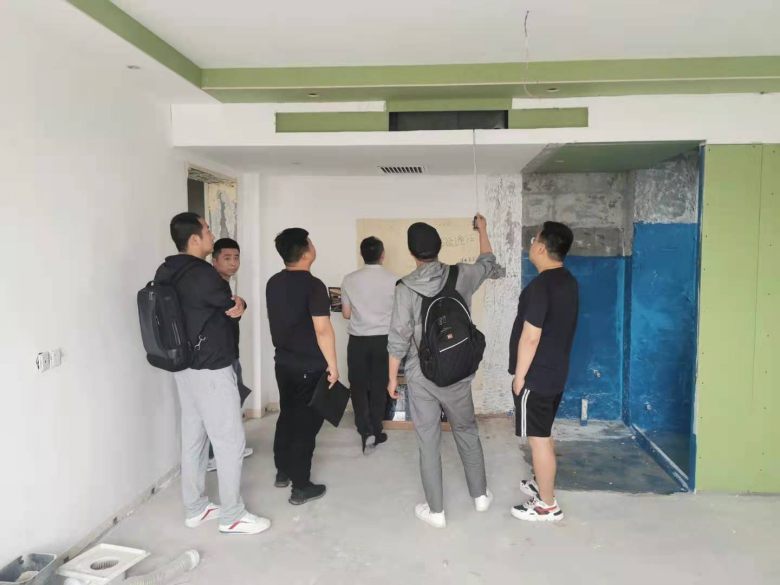 20210524/60ab96ba6b658.jpg 博菲克家具廠設(shè)計(jì)師在樣板間確認(rèn)尺寸.jpg