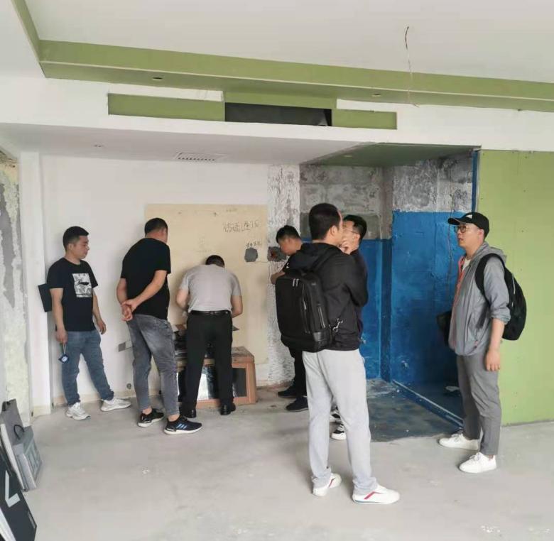 20210524/60ab96c57f23d.jpg 業(yè)務(wù)經(jīng)理同酒店負(fù)責(zé)人溝通.jpg