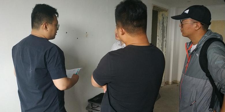 20210524/60ab96d296972.jpg 博菲克設(shè)計(jì)師和技術(shù)總監(jiān)商討酒店樣板間設(shè)計(jì)方案.jpg