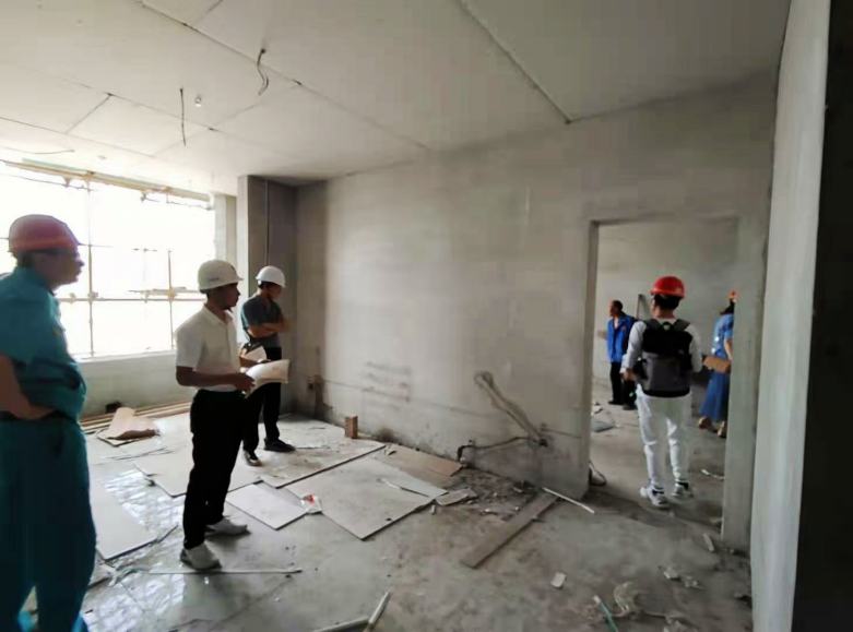 20210611/60c2a6996ee84.jpg 設計師在柳林酒店集團工作人員陪同下查看工地.jpg