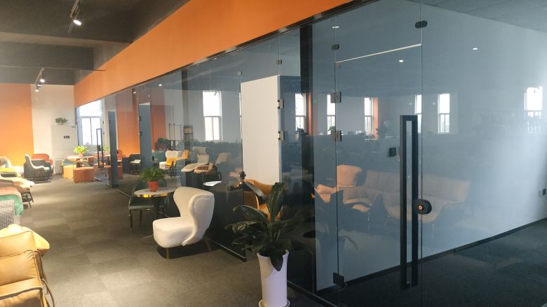 20210706/60e3f6926258a.jpg 餐桌椅廠家辦公室實拍.jpg