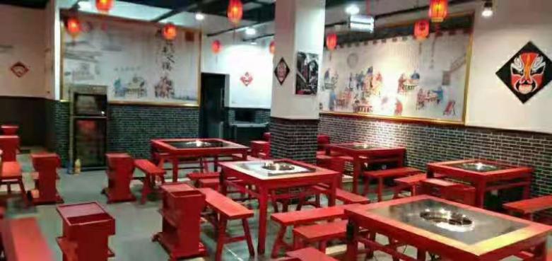 20210911/613ccc522ca62.jpg 安裝部員工搬運火鍋餐桌.jpg