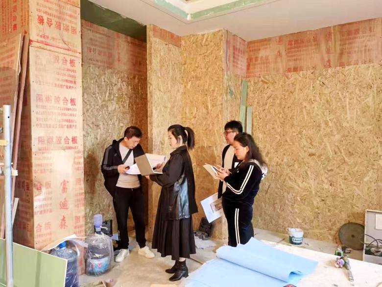 20211110/618b60c725a8f.jpg 楊總和設計師在杏花村酒樓量尺.jpg