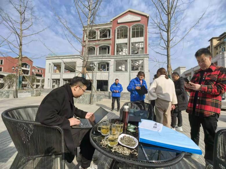 20211205/61acda2131b24.jpg 博菲克設計師測量別墅尺寸.jpg