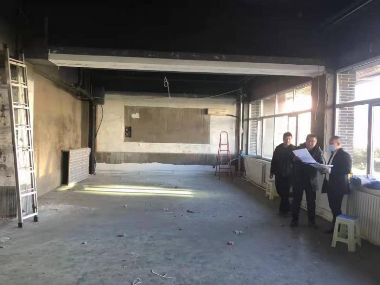 20211221/61c1924293b60.jpg 榆林分公司負(fù)責(zé)人和博菲克家具廠總經(jīng)理研究施工圖.jpg