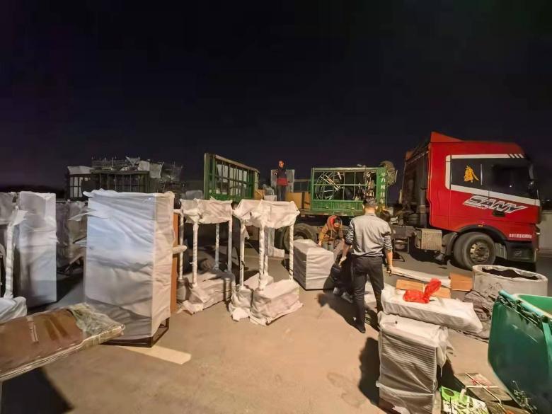 20220101/61cfbacee5247.jpg 財務核對火鍋桌椅數量.jpg