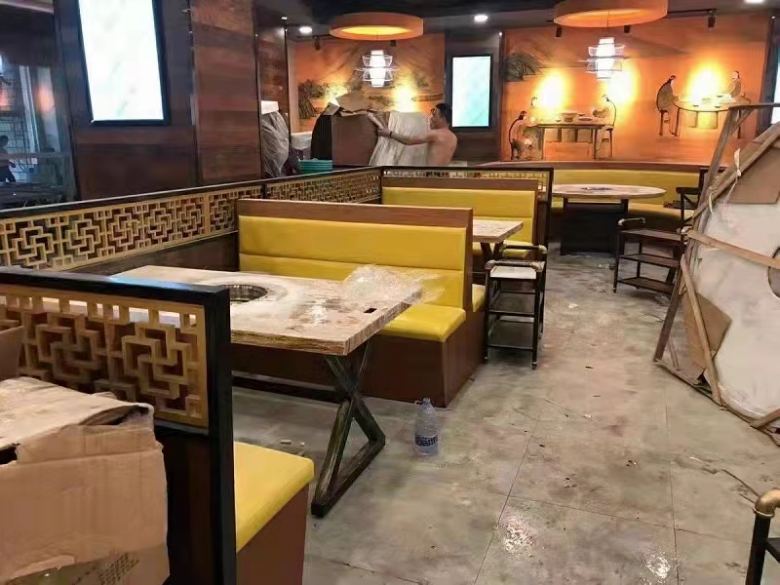 20220907/6318ae5c0be32.jpg 工人在調(diào)試火鍋桌.jpg