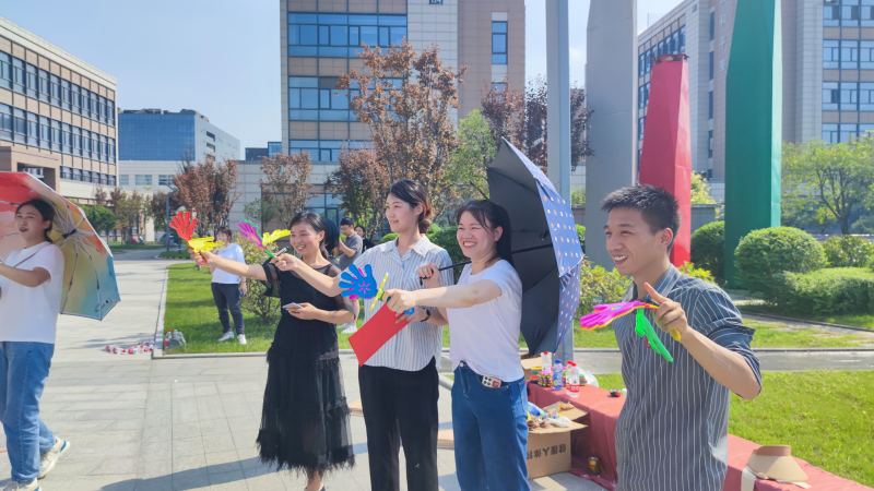 20220911/631dc3378e162.jpg 啦啦隊在一旁為隊員助威加油.jpg