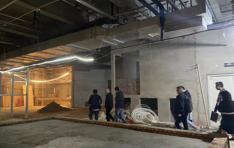 20221018/634e9d9d0400d.jpg 常總帶博菲克團(tuán)隊(duì)查看酒店內(nèi)部結(jié)構(gòu).jpg
