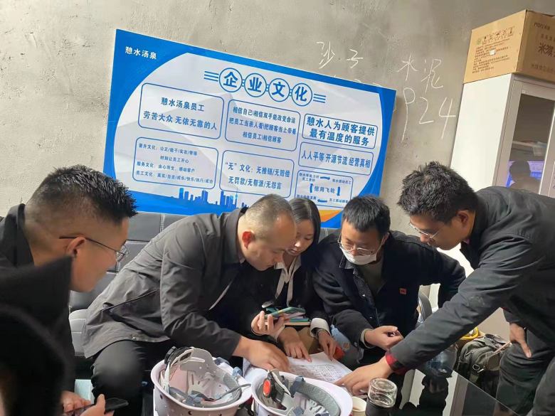 20221019/634fab296faa7.jpg 博菲克家具業務經理在憩水湯泉會所研究平面圖.jpg