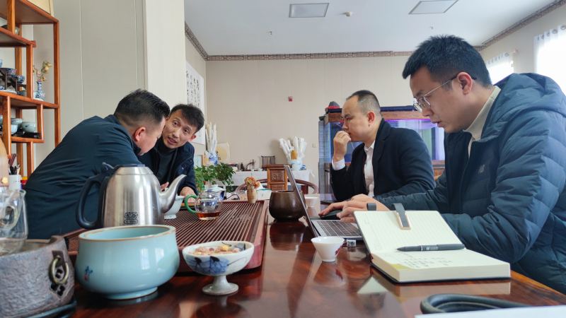 20221219/639fbb130e59f.jpg 博菲克酒店設(shè)計師為萬總介紹設(shè)計方案.jpg