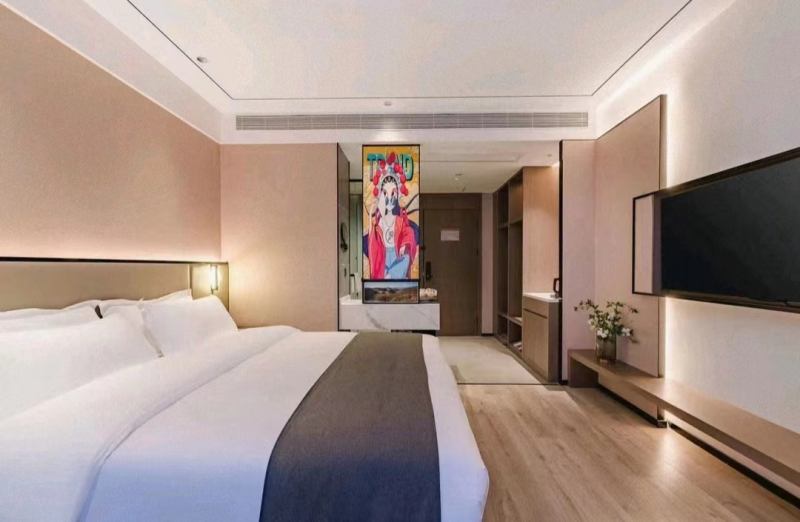 20230405/642ce53f863ac.jpg 酒店家具定制廠家現場擺放大床.jpg