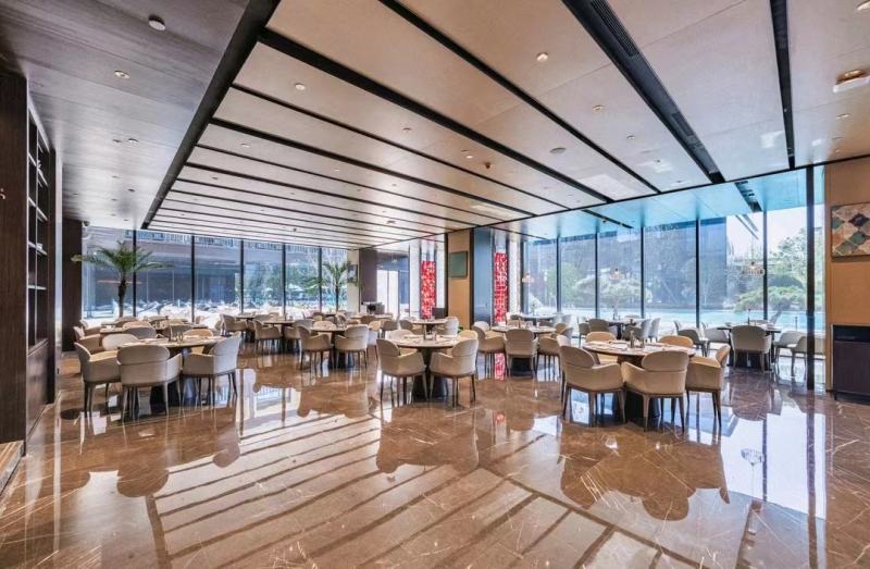 20230415/643a0ac4156ab.jpg 袁家村瑞斯麗溫泉度假酒店餐桌椅.jpg