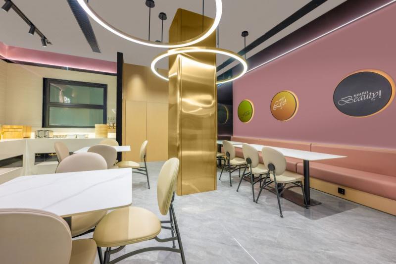 20230809/64d34888b1876.jpg 酒店早餐區桌椅.jpg