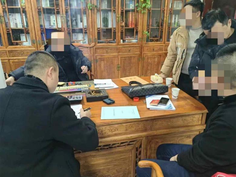 20240223/65d86c2ba28ca.jpg 博菲克設(shè)計師與甲方簽約酒店設(shè)計合同.jpg