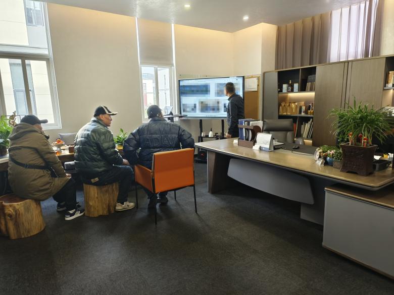 20240421/6624bb663651b.jpg 博菲克銷售經理為張掖客戶介紹方案.jpg